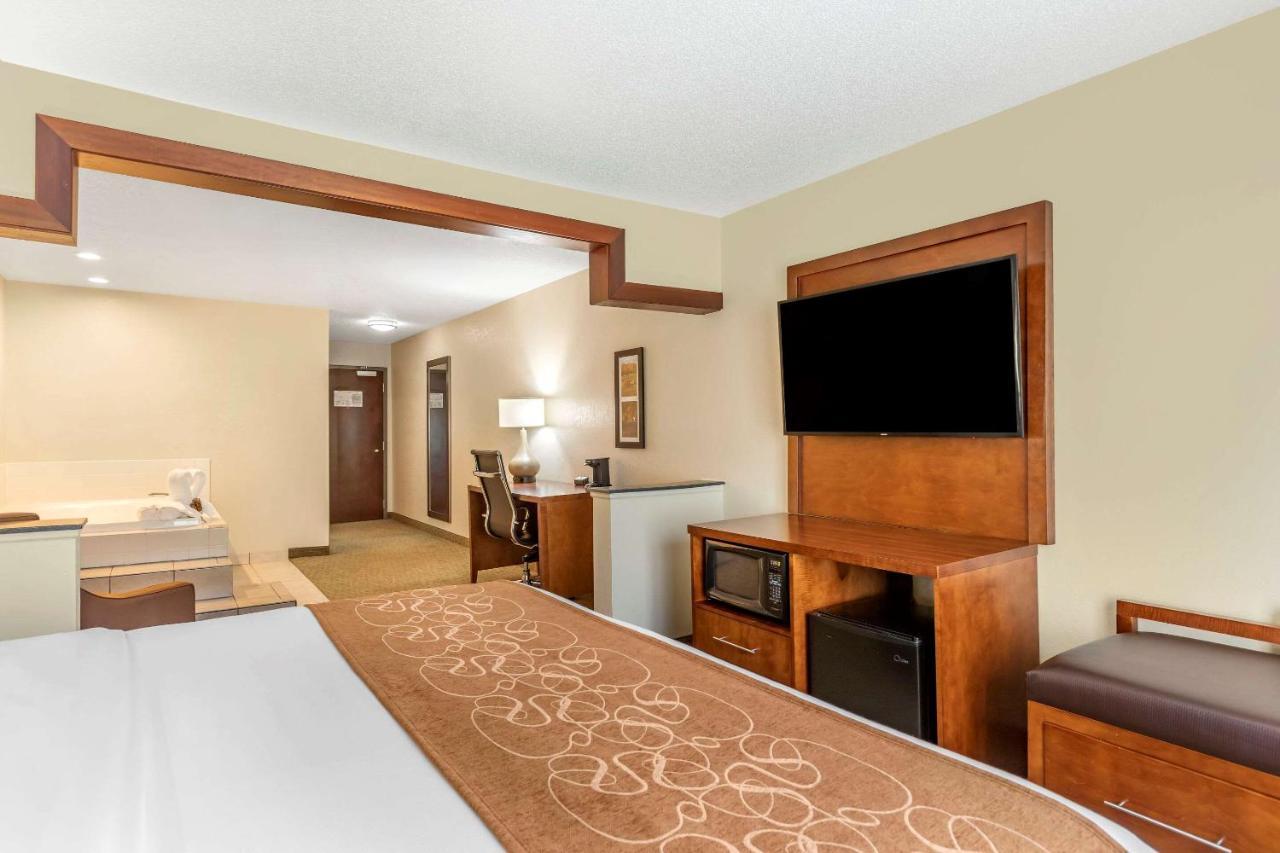 Comfort Suites Grand Rapids North Comstock Park Exterior photo