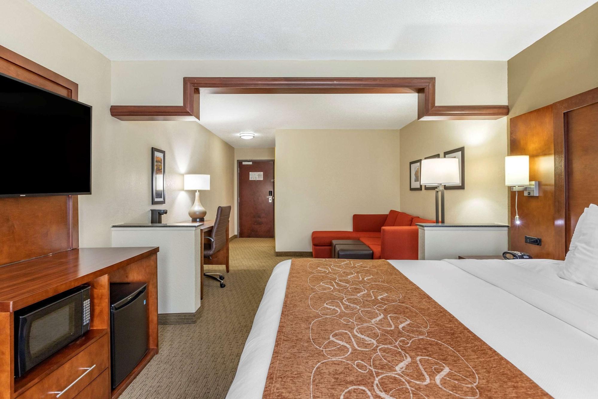 Comfort Suites Grand Rapids North Comstock Park Exterior photo