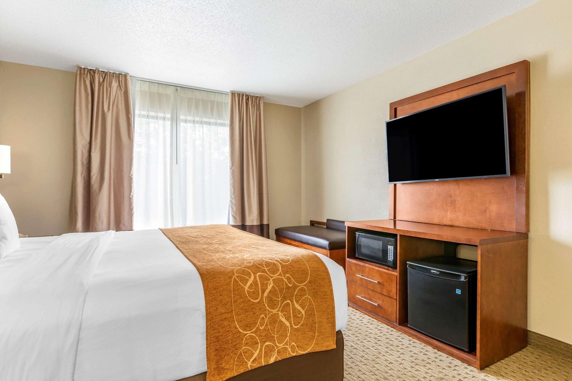 Comfort Suites Grand Rapids North Comstock Park Exterior photo