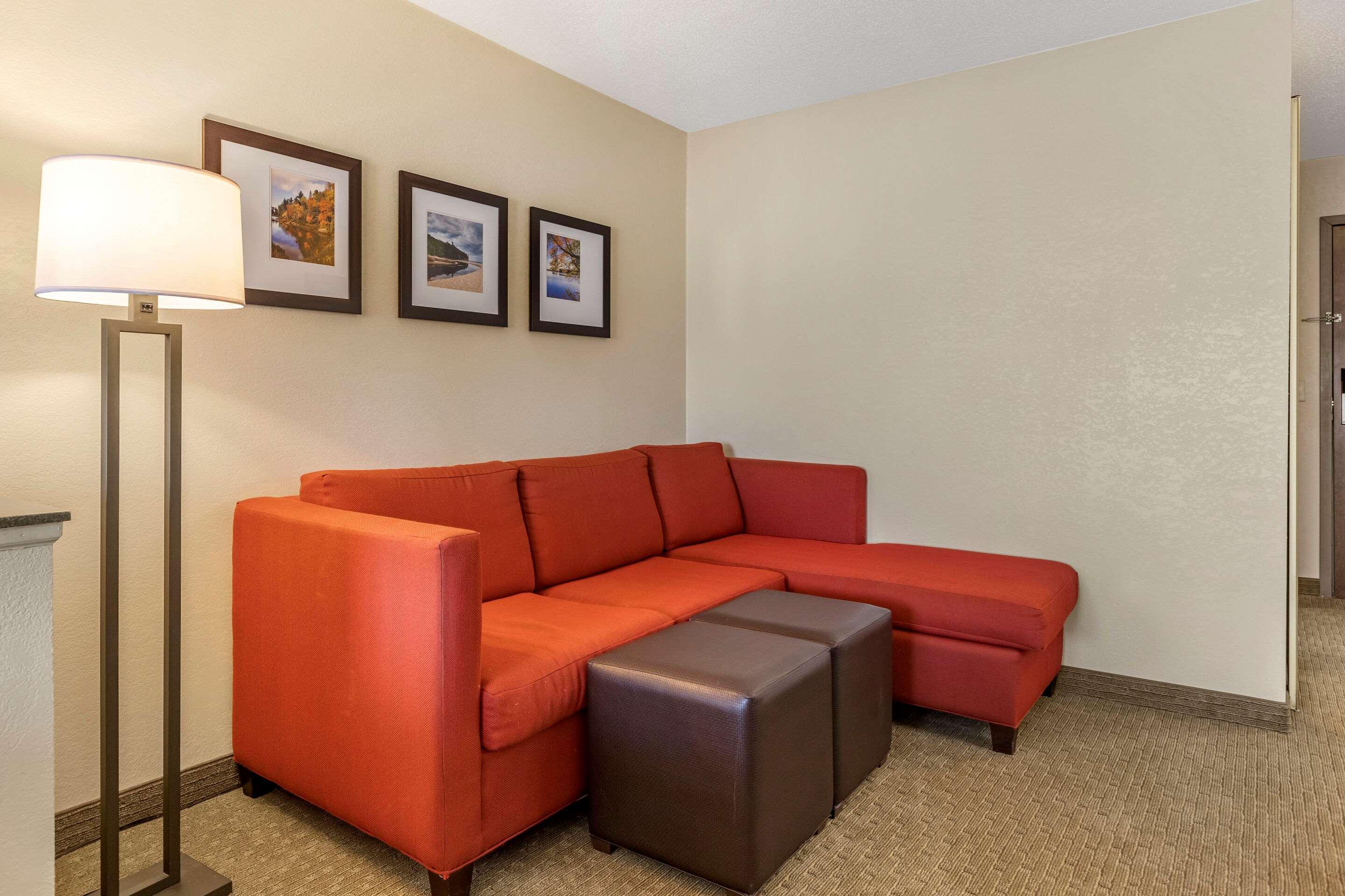 Comfort Suites Grand Rapids North Comstock Park Exterior photo